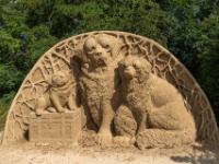 Drei Hunde Sandstein Figur - Schmetterlingspark Nexø
